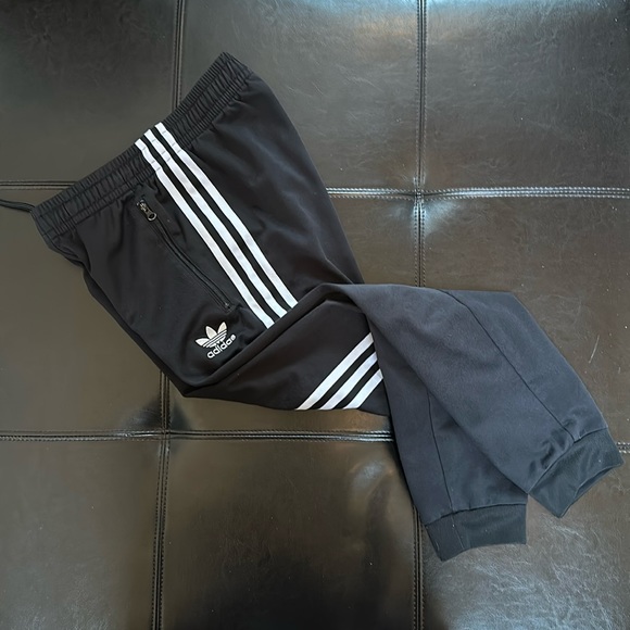 Adidas jogger - Picture 1 of 16